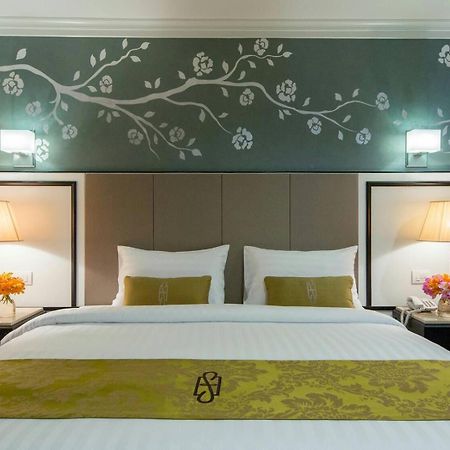 Sara's Hotel Bangkok Bagian luar foto