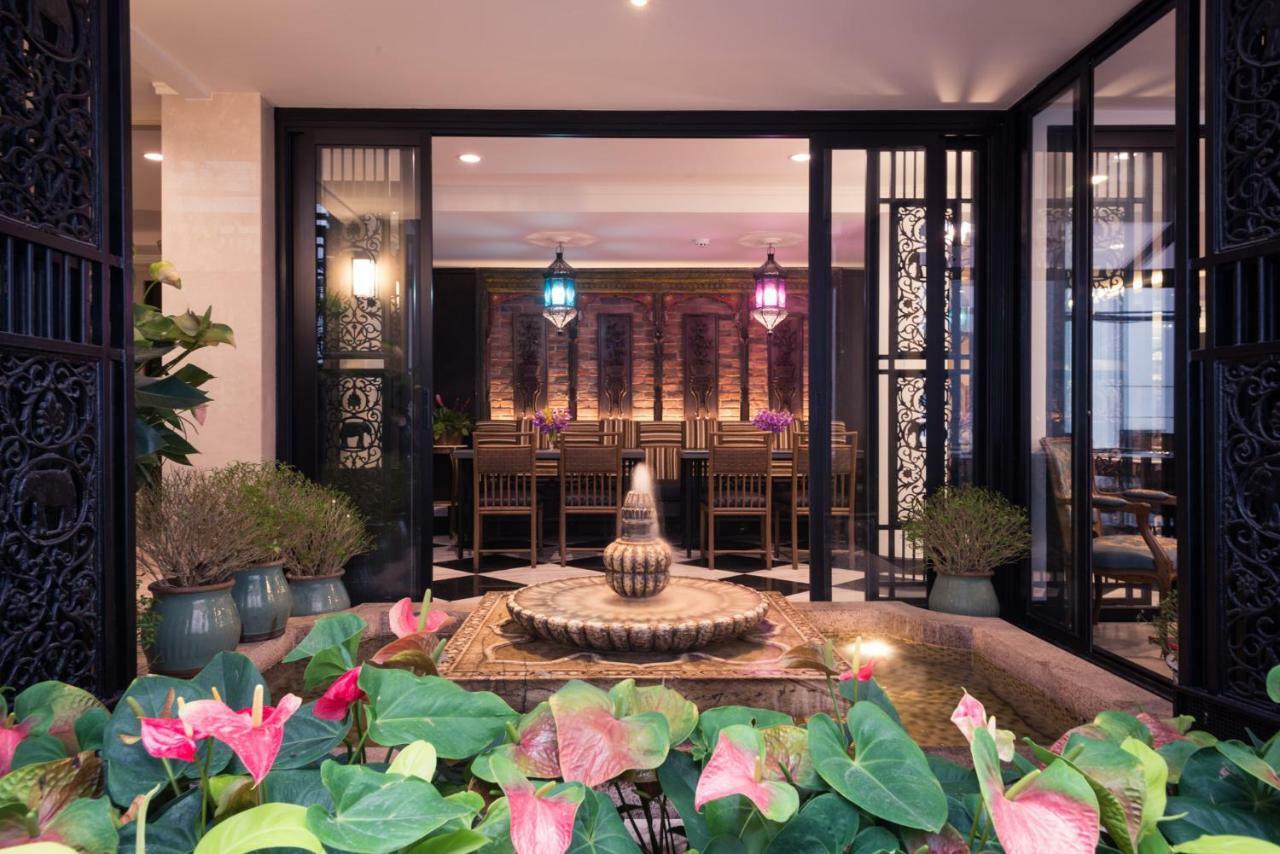 Sara's Hotel Bangkok Bagian luar foto